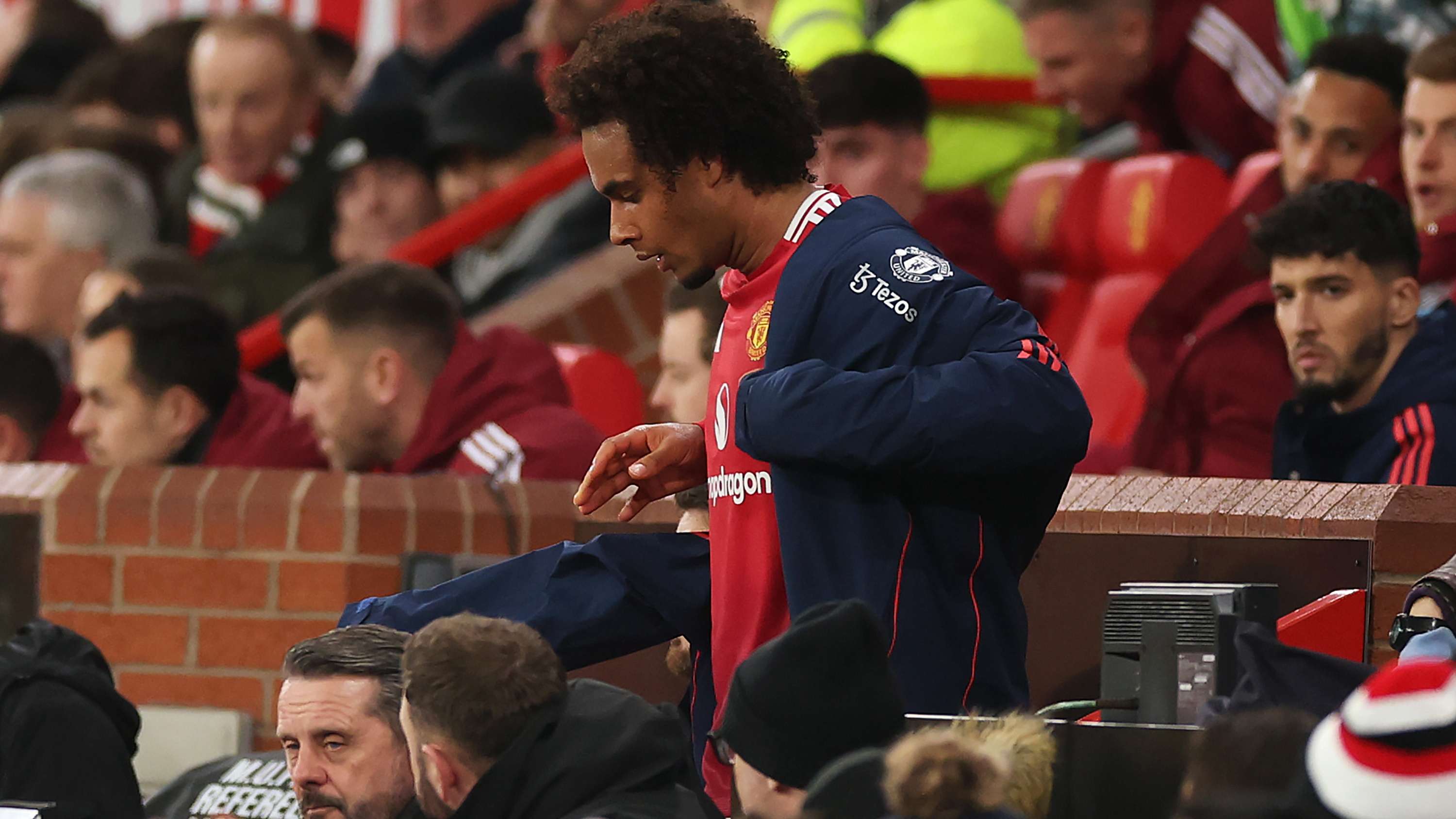 密切关注他 密切关注他